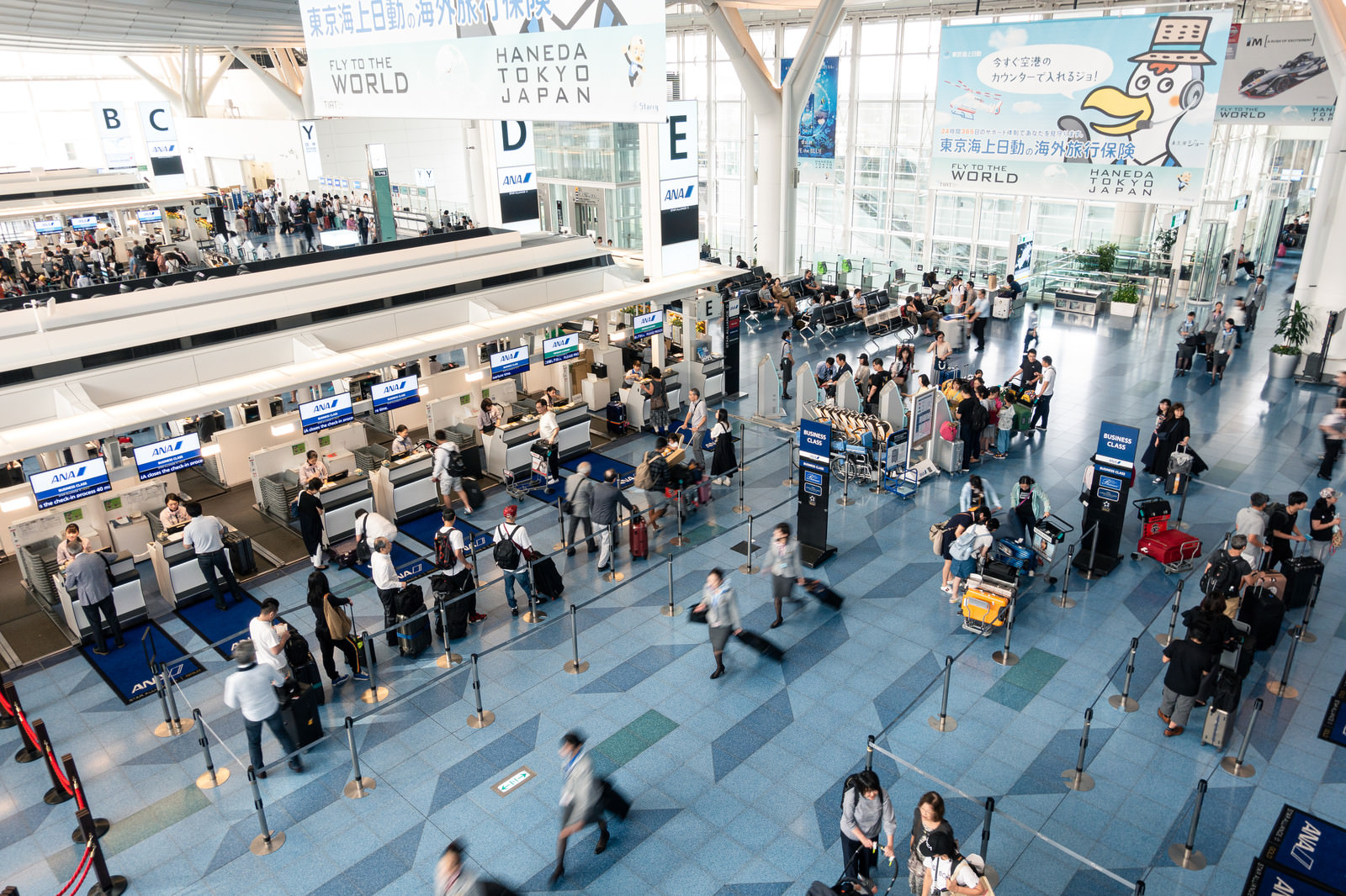 国際空港の人込み